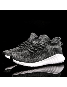 New comfortable and breathable athletic shoes